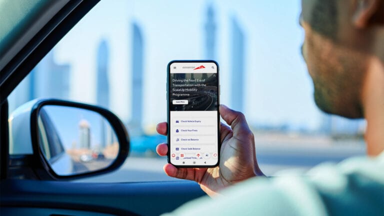 Dubai Police traffic fine payment screen showing electronic link to visa services