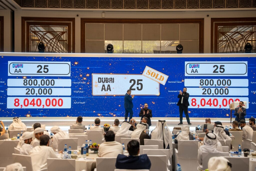 Display screen showing plate number 25 reaching AED 8.04 million, a key highlight of the latest Dubai RTA Auction Results.