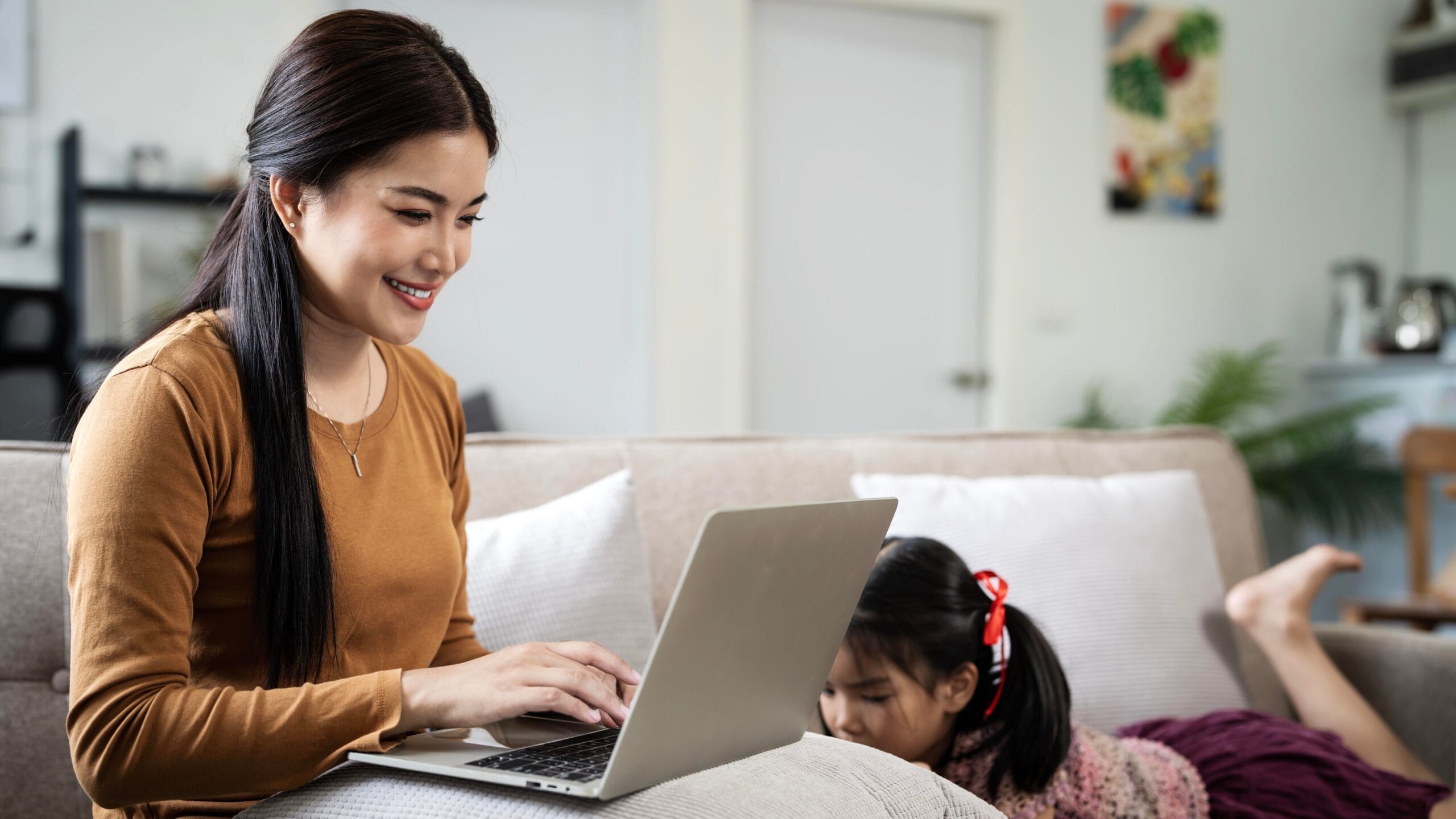 Working mother at home representing the new UAE remote work for mothers policy.