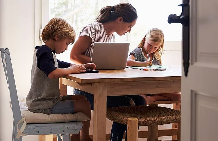 UAE remote work for mothers supporting parents of children under 10