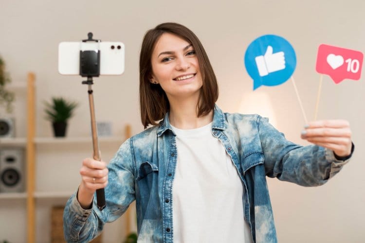 A digital creator filming a video while adhering to UAE Media Law fines and disclosure rules.