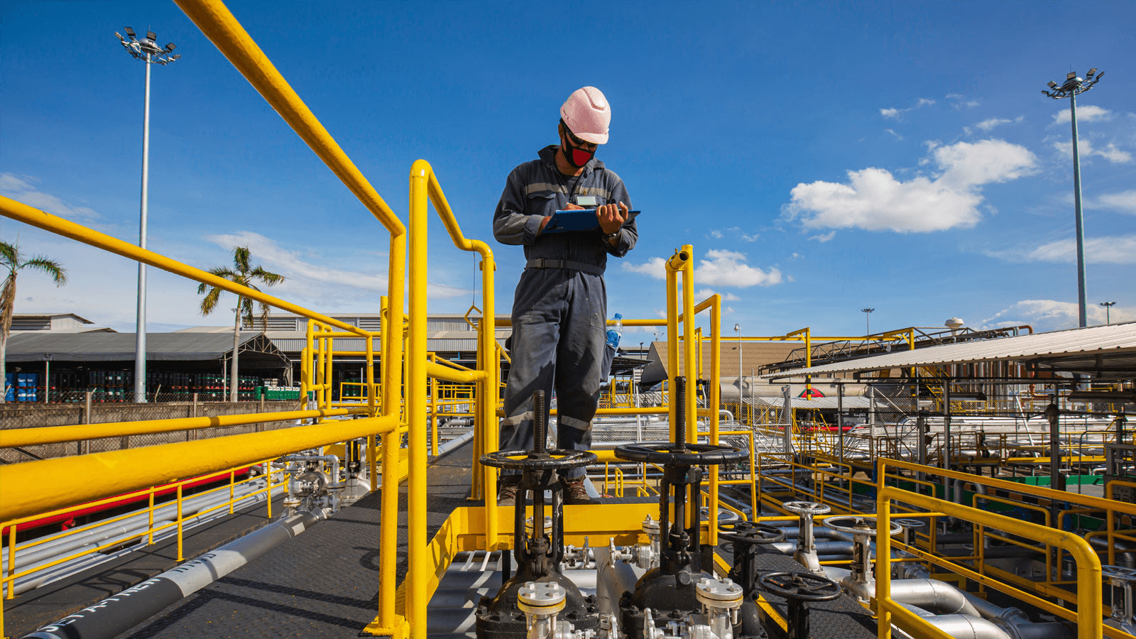 HSE Technician hiring in UAE for shutdown project with industrial safety and work permit system experience.